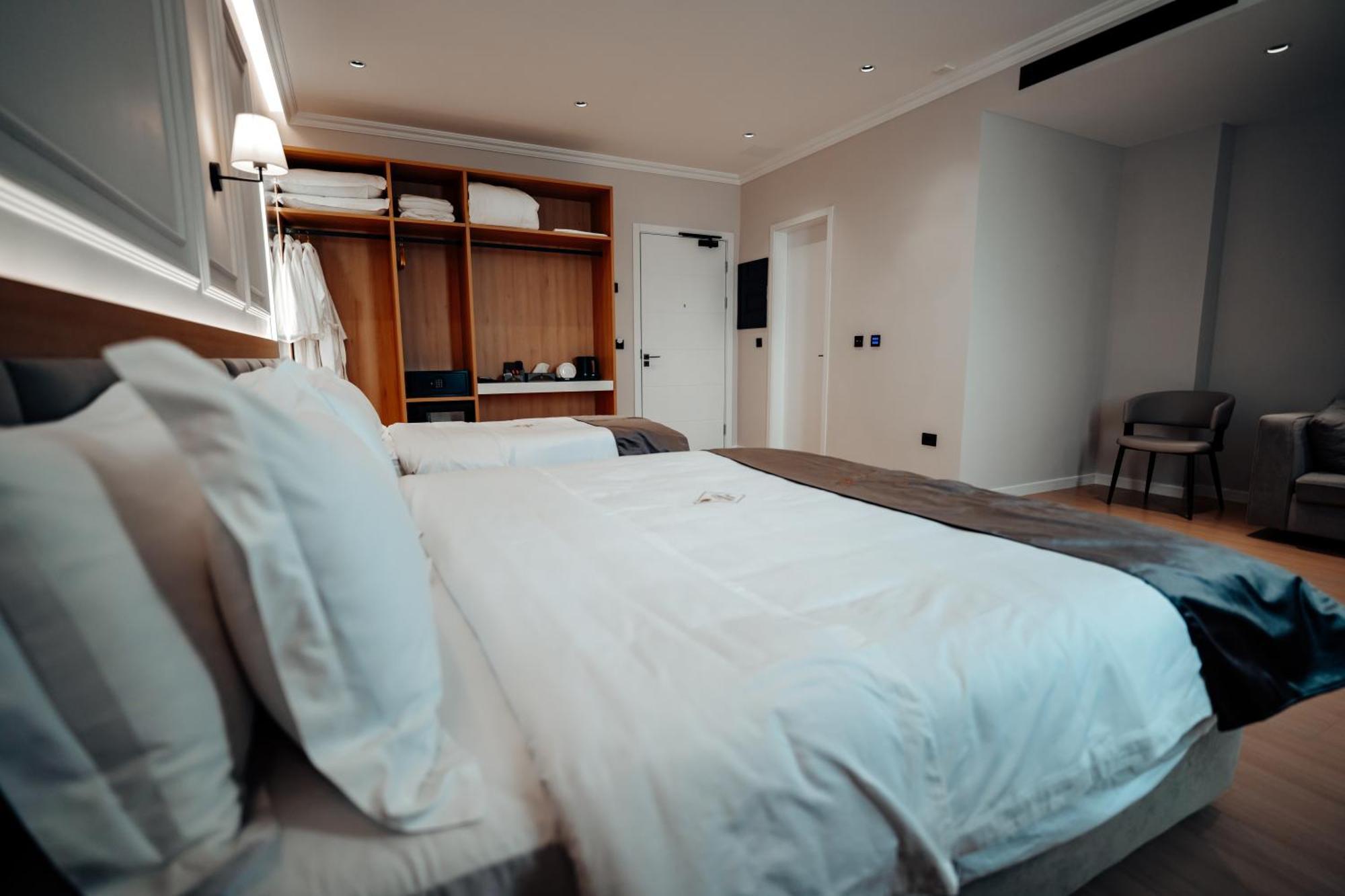 Holiday Hotel Rinas Buitenkant foto